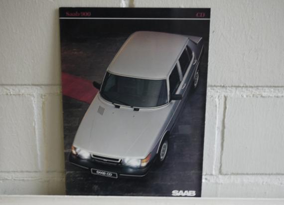 Esitteen kuva, kannessa harmaa Saab 900